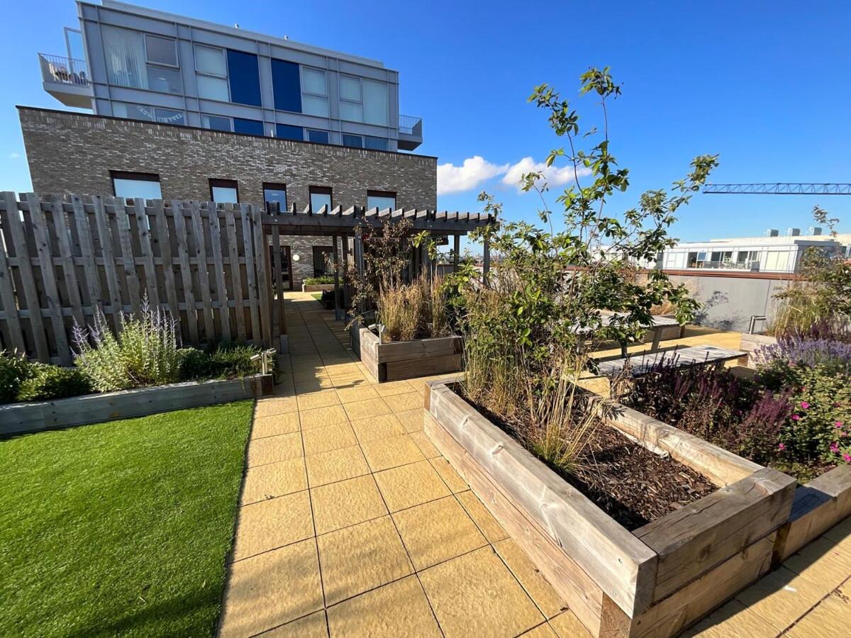 1BR Gem in Shared Apt Near O2 Arena & ExCel with Patio, Private Bath, Free Parking & Garden