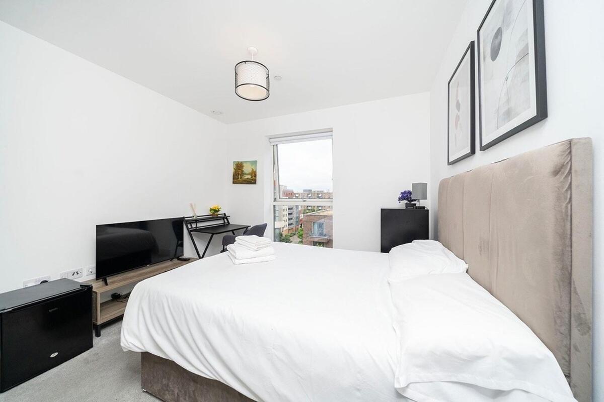 1BR Gem in Shared Apt Near O2 Arena & ExCel with Patio, Private Bath, Free Parking & Garden