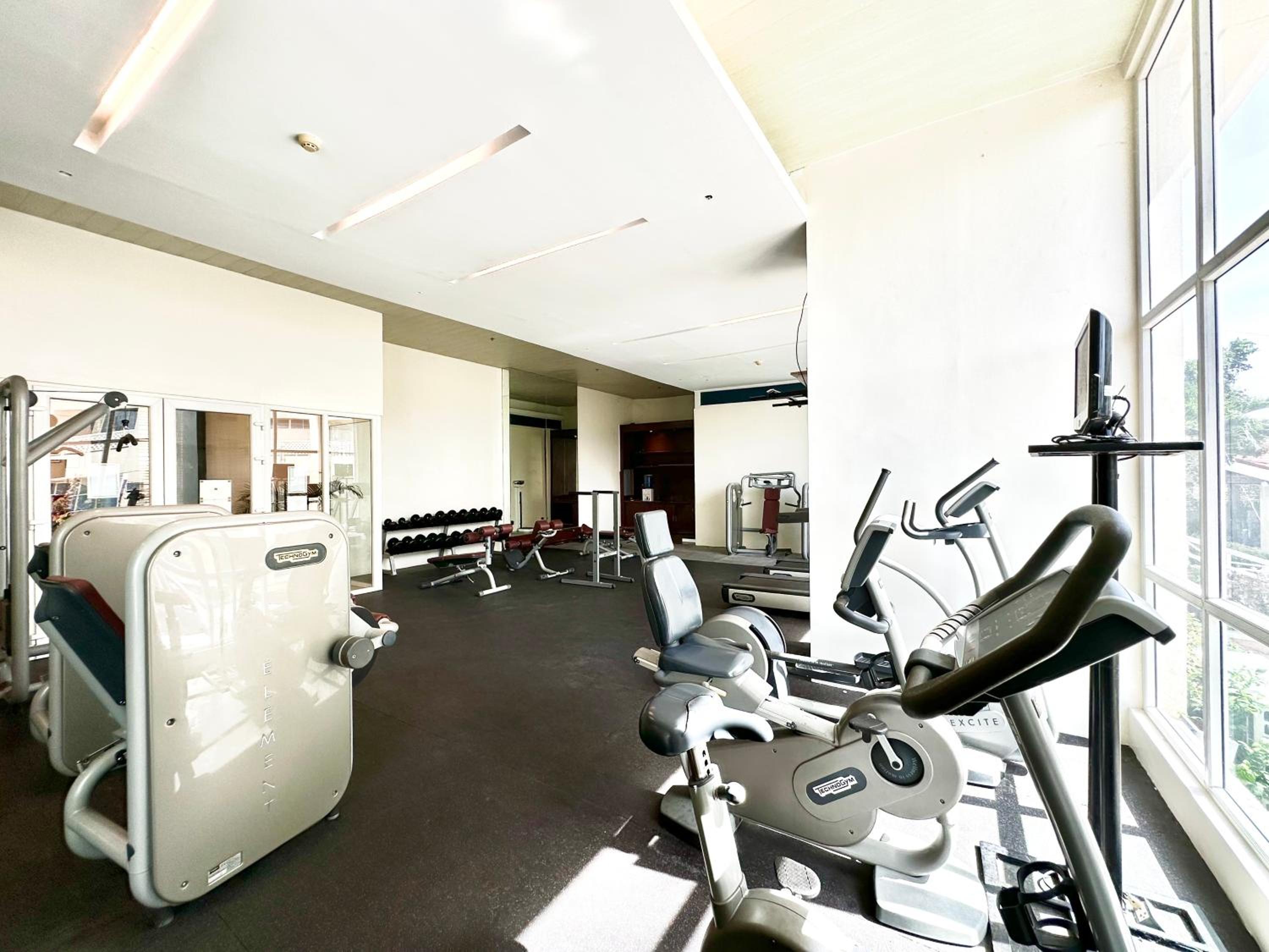 Serene Oceanview Studio in La Mirada view 5