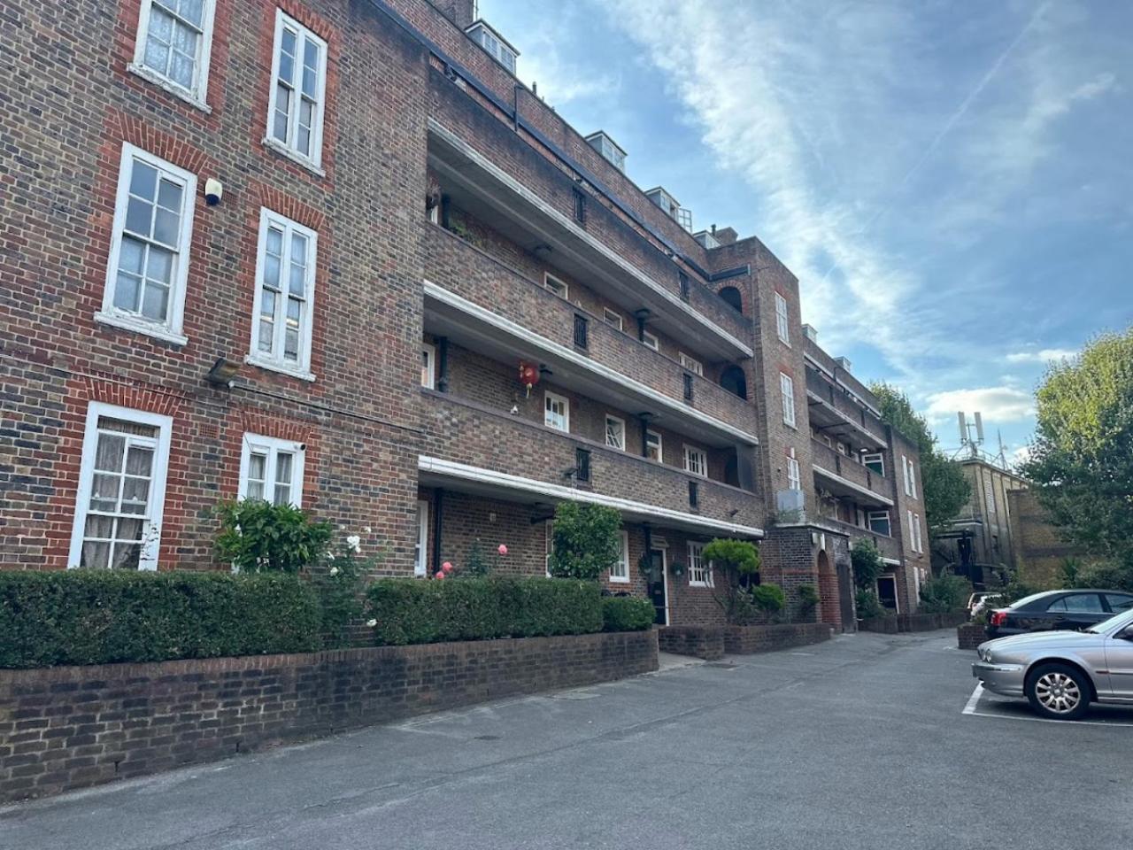 Quiet location in central London, close to Paddington, Regent Park, Lord's Cricket, late check-in