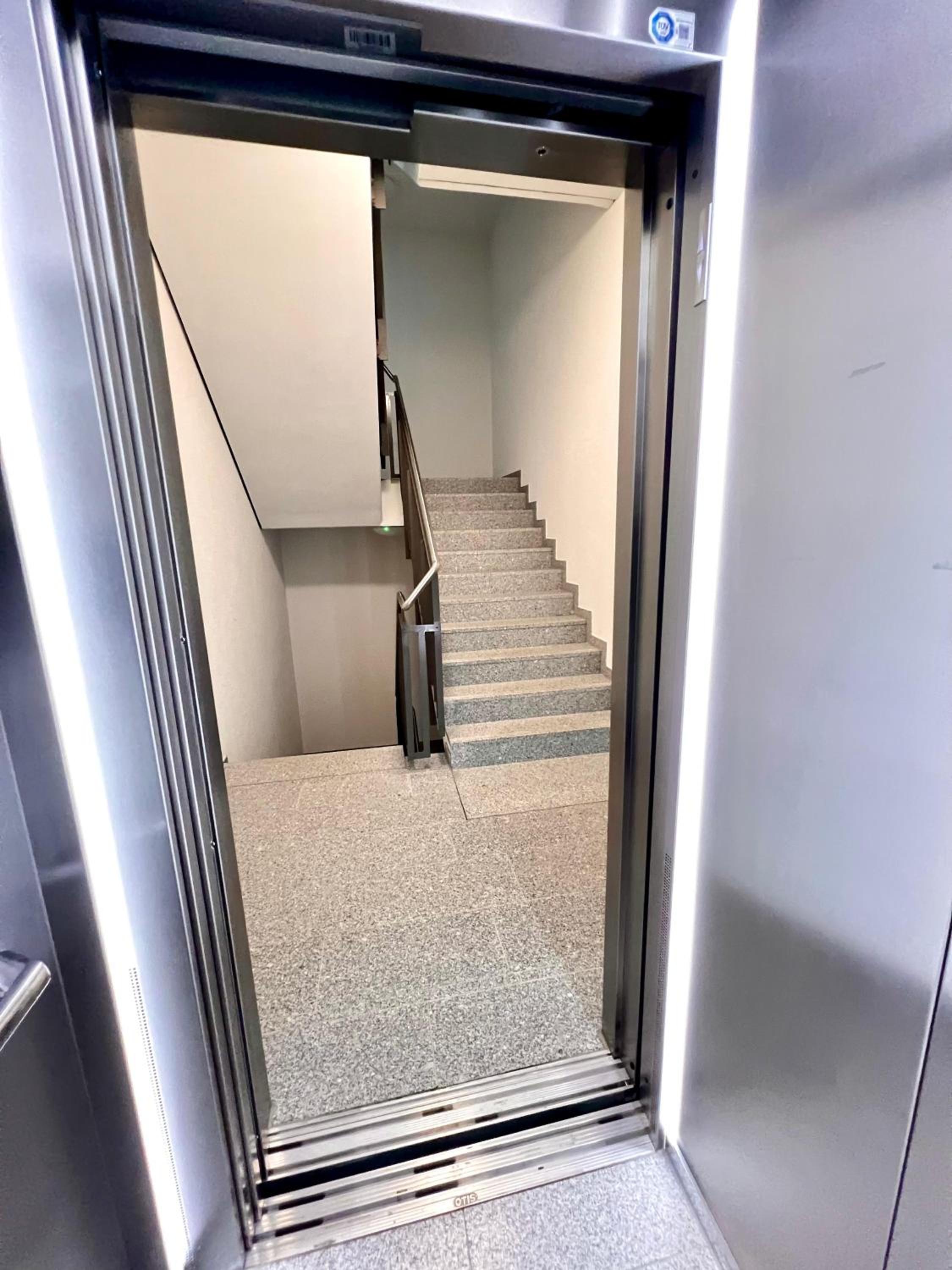 Özels Designer Loft Metzingen - Smart TV, Netflix, private kostenlose Tiefgarage, Self-Express Check-in,Check-out, Outlet 100m