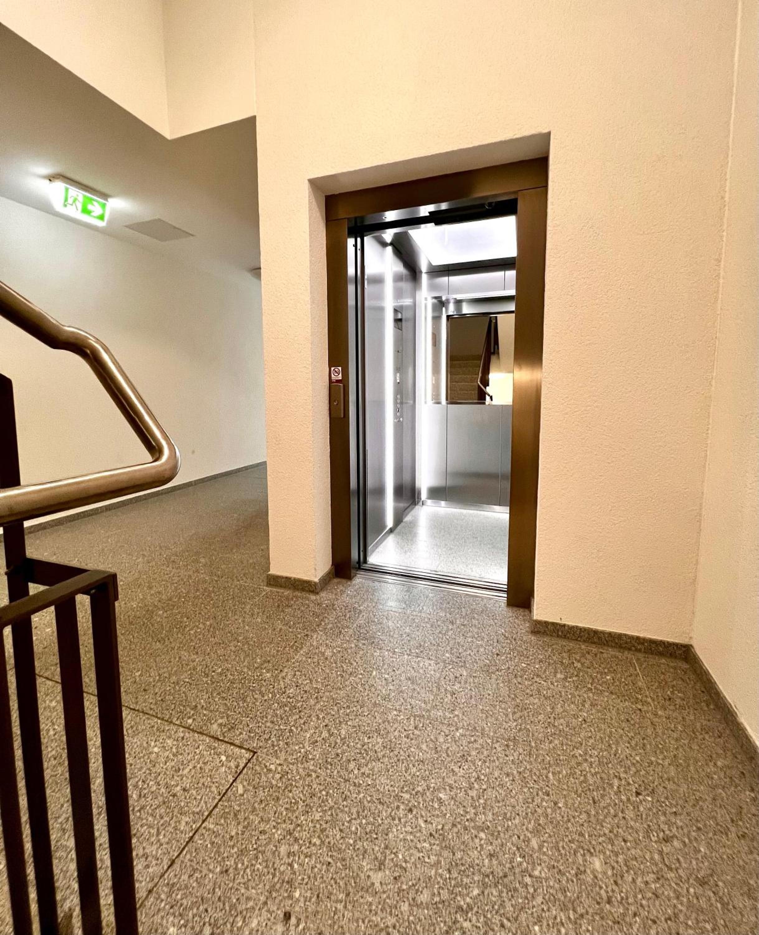 Özels Designer Loft Metzingen - Smart TV, Netflix, private kostenlose Tiefgarage, Self-Express Check-in,Check-out, Outlet 100m