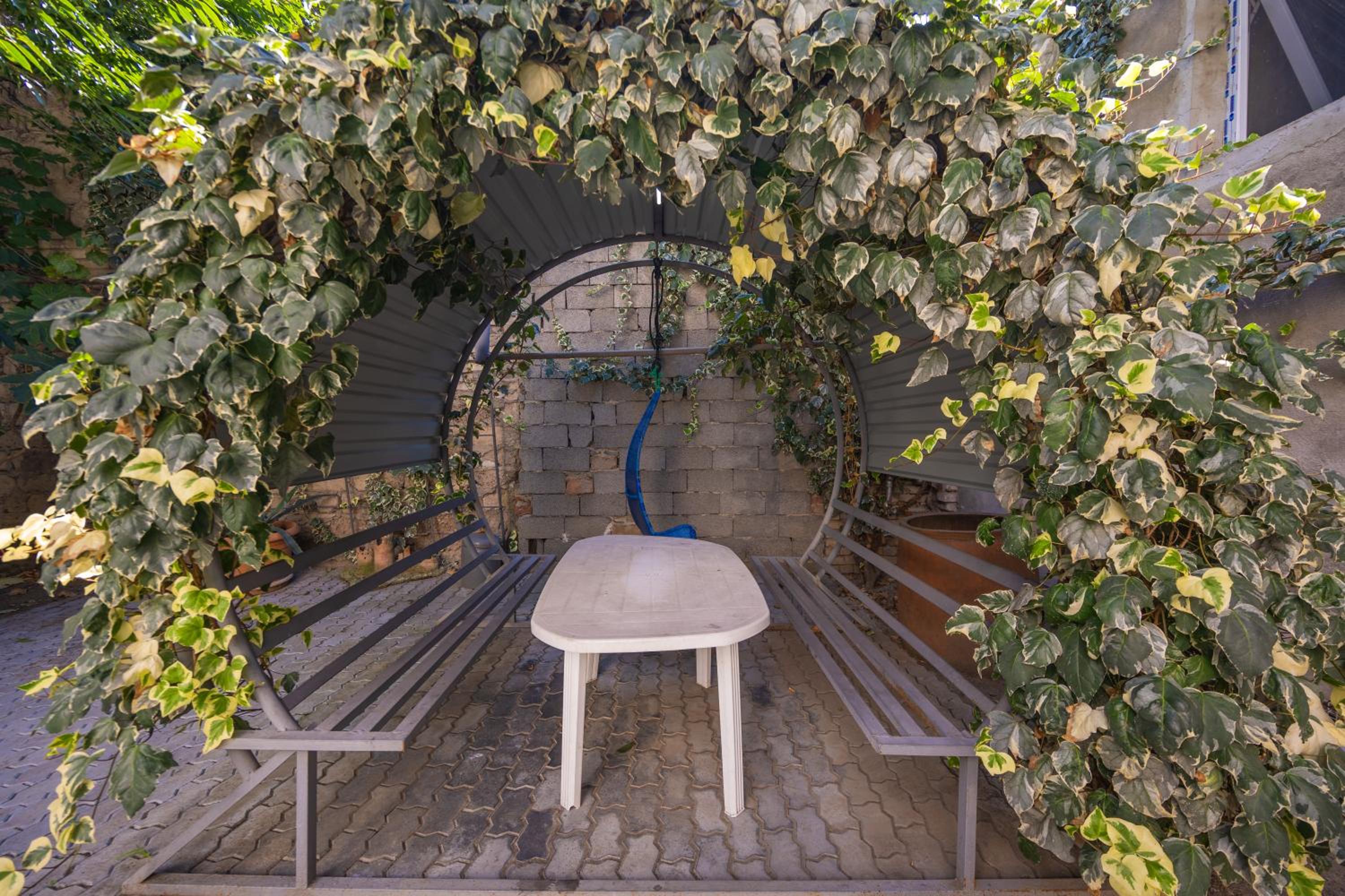 Tree Bedroom Residence with Private Garden