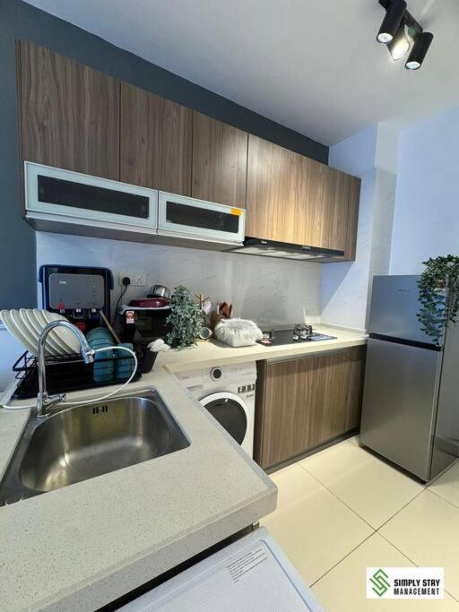 Central Park 2BR plus 1 Stylish 6PAX at Paradigm and Sutera