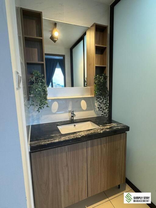 Central Park 2BR plus 1 Stylish 6PAX at Paradigm and Sutera