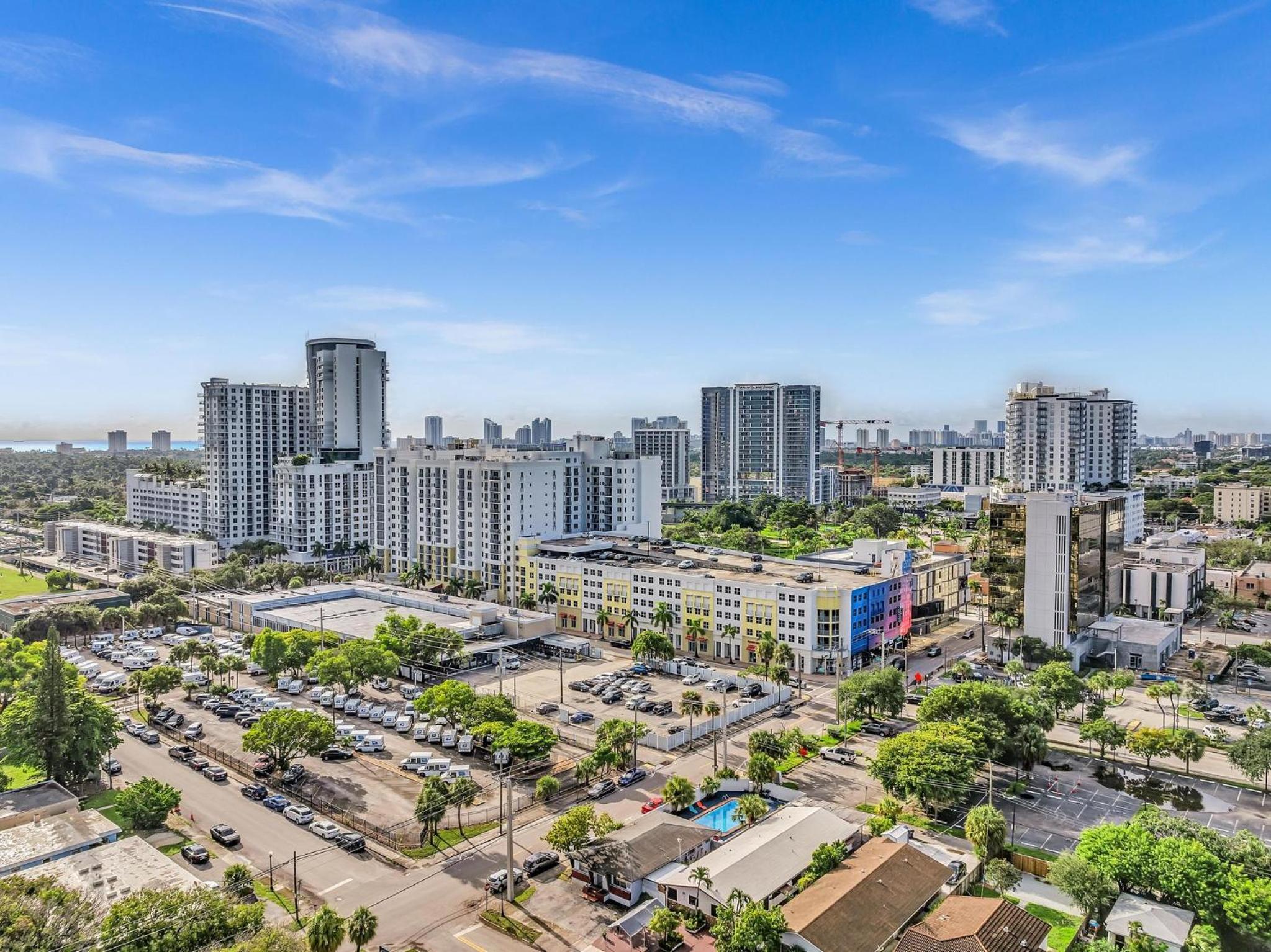 Hotel Sunny Hollywood Pool Home Near Beach & Casino - Image 1