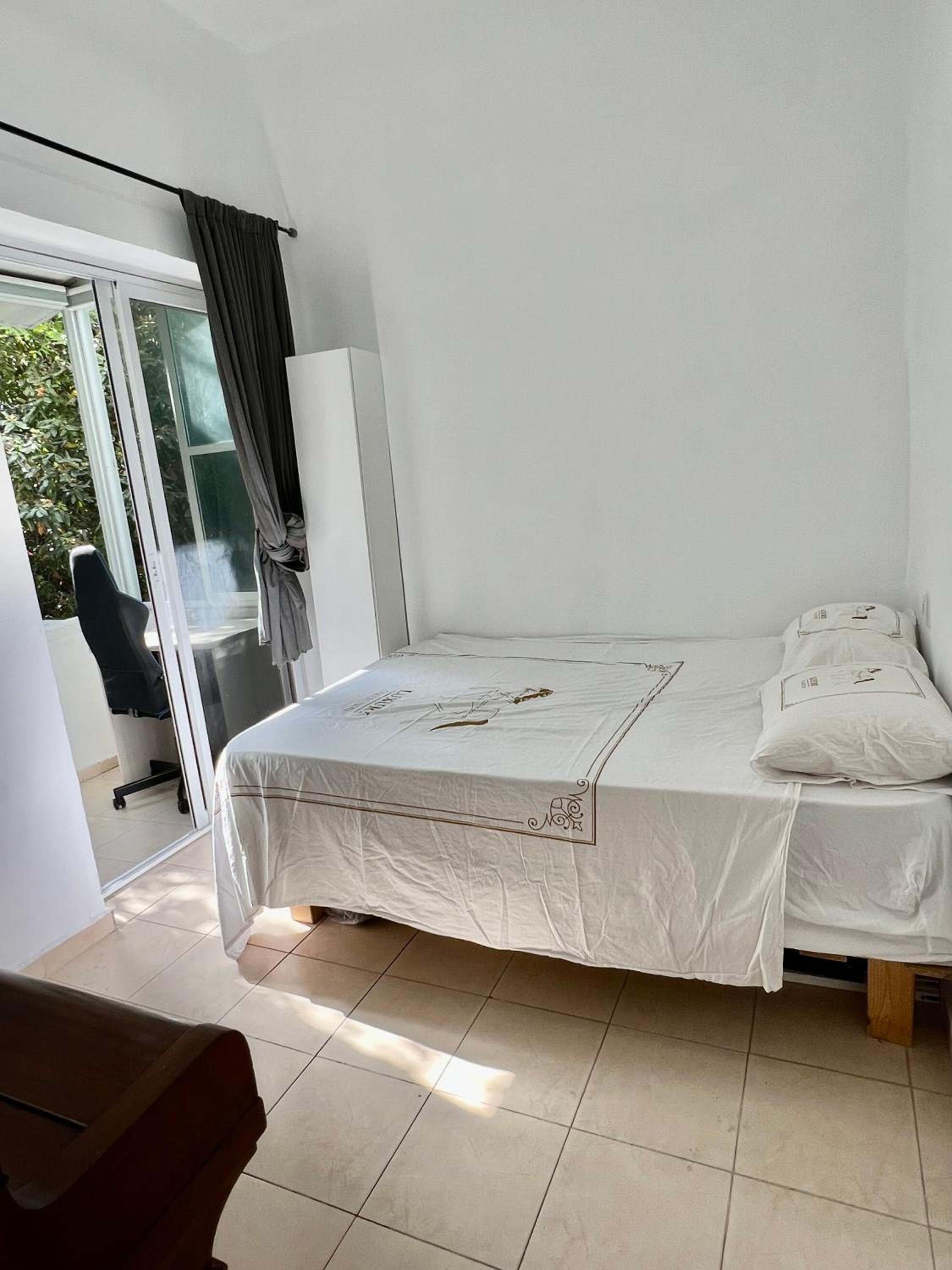 Cute room in a very central apt- TLV view 2