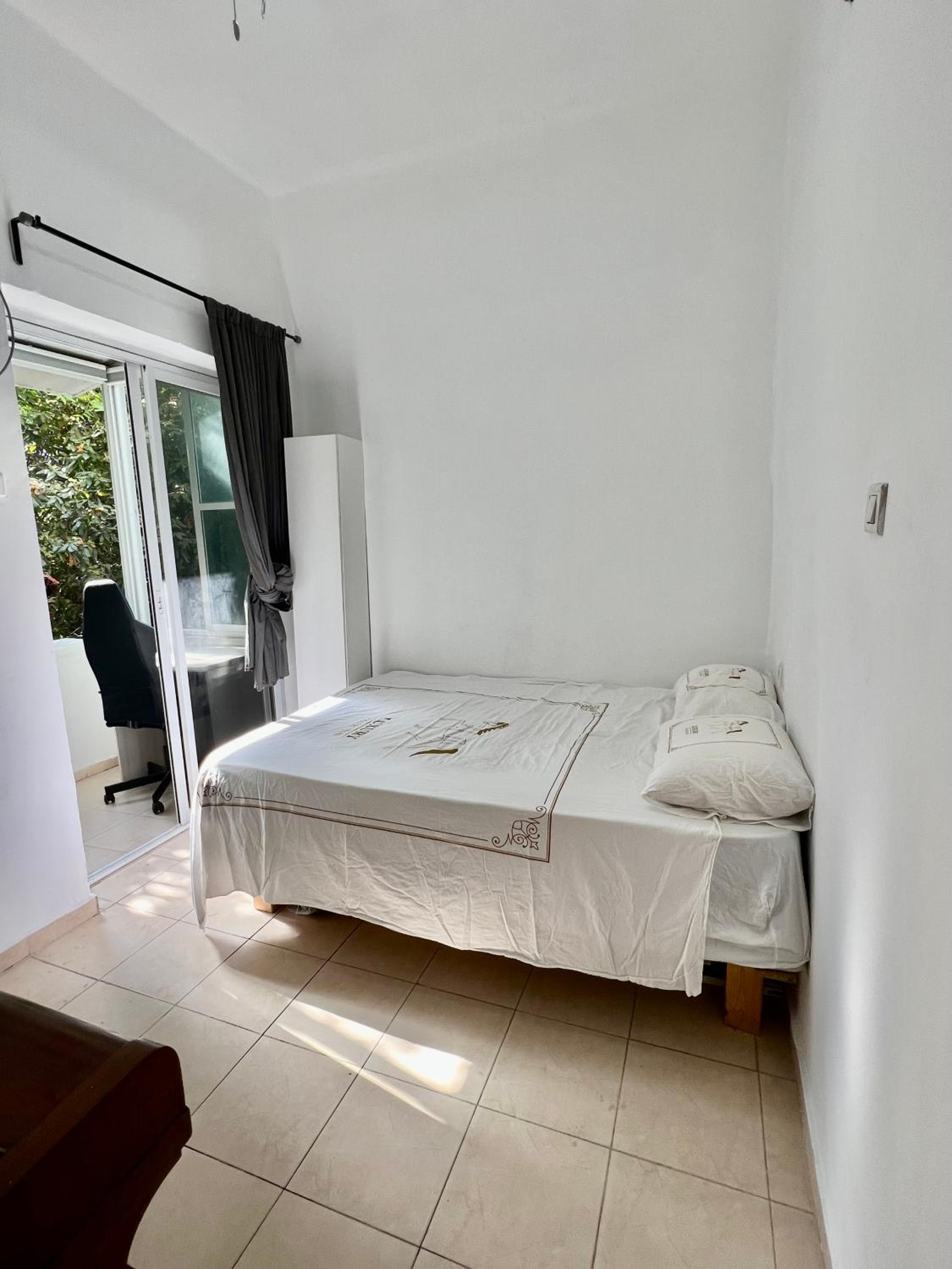 Cute room in a very central apt- TLV view 3