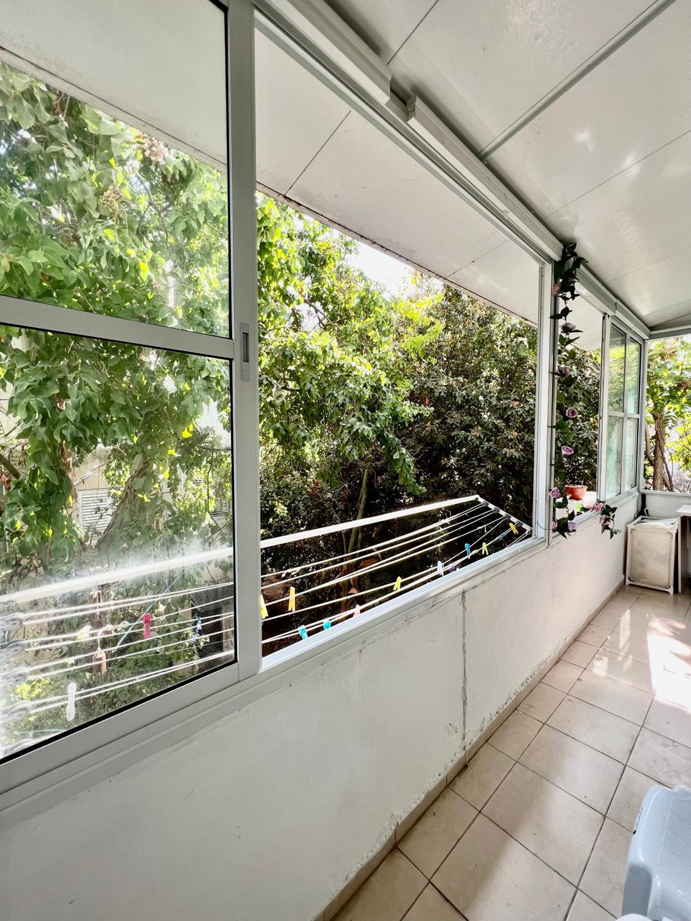 Cute room in a very central apt- TLV view 4