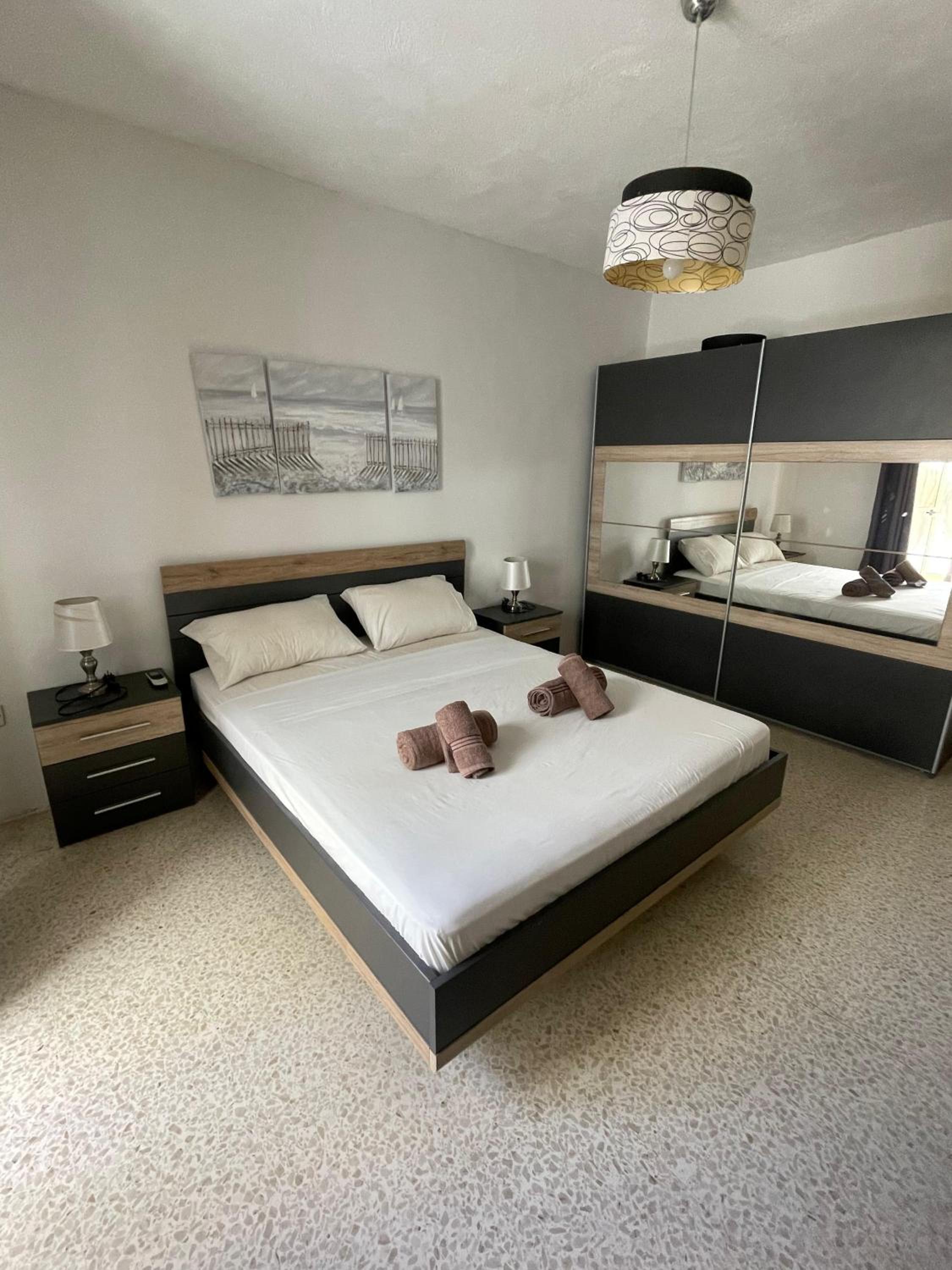 Amazing Double Room In Sliema view 3