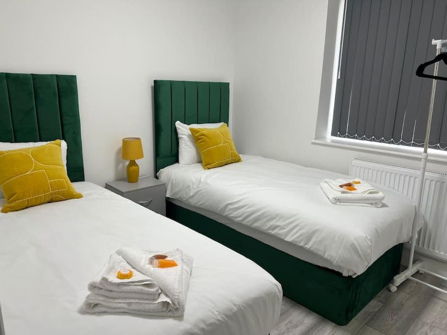 Luxury 1 Bedroom Flat 3 beds view 2