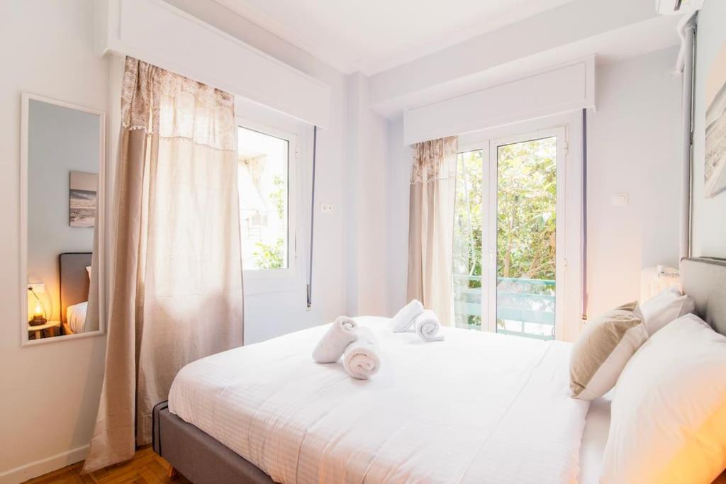 Ella's Cozy escape with balcony!