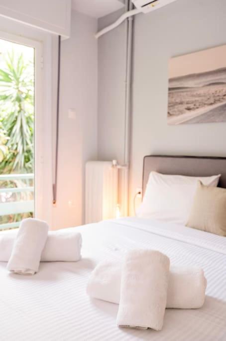 Ella's Cozy escape with balcony!