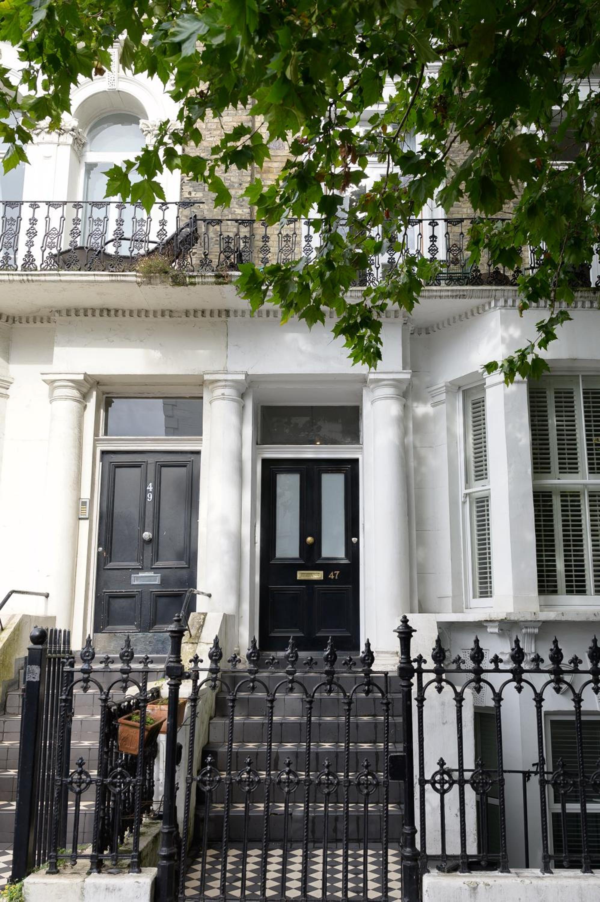 Entire Home - Classic Chelsea Town House Maisonette