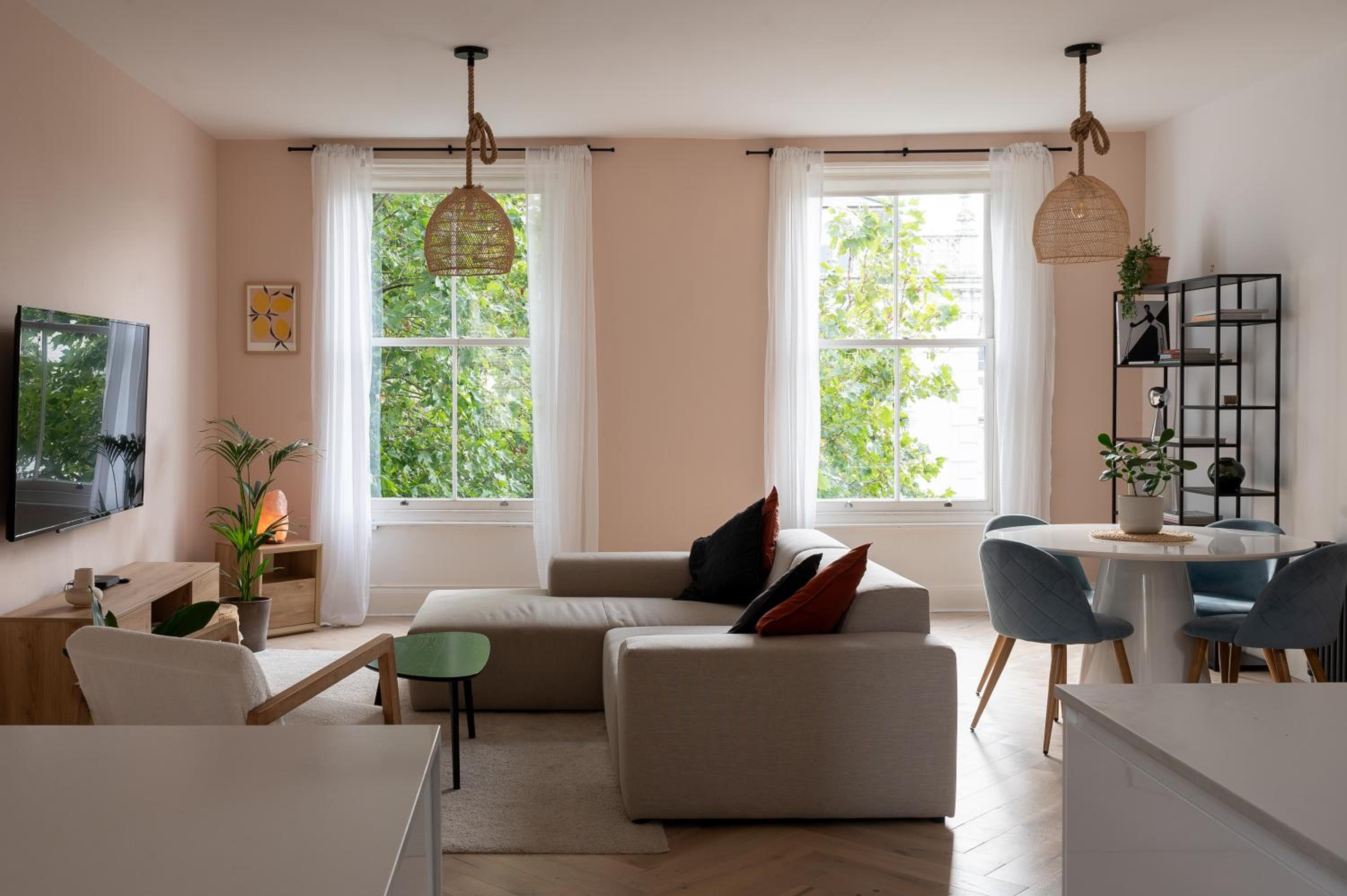 Entire Home - Classic Chelsea Town House Maisonette