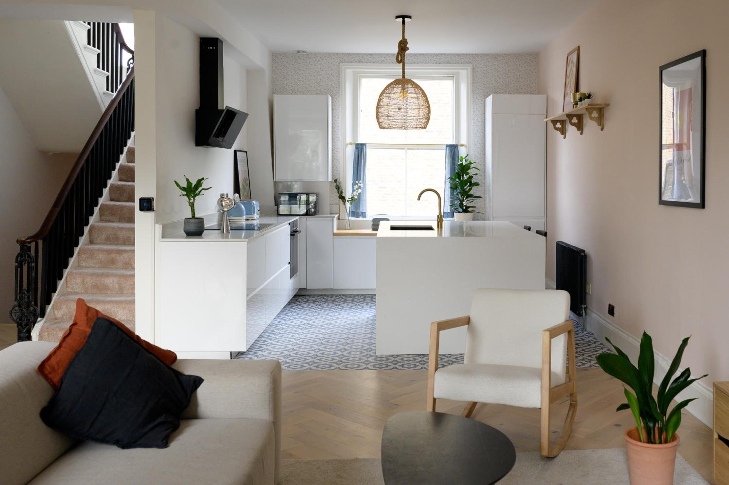 Entire Home - Classic Chelsea Town House Maisonette