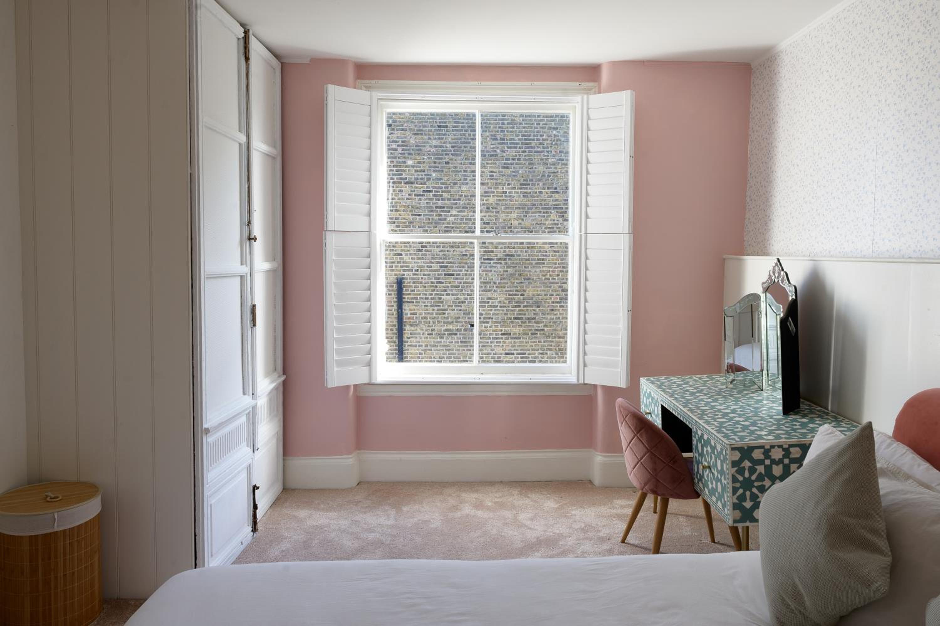 Entire Home - Classic Chelsea Town House Maisonette