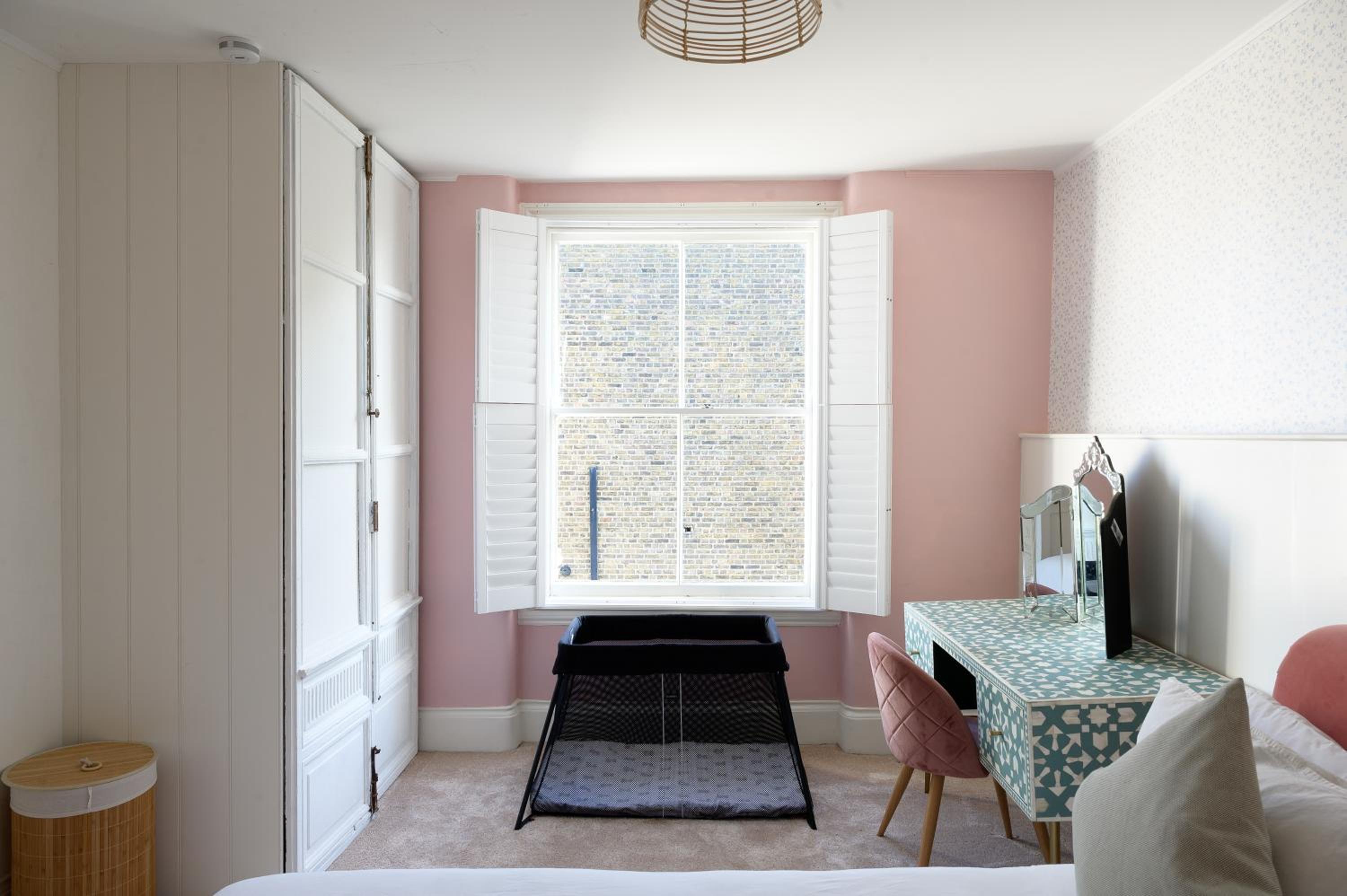 Entire Home - Classic Chelsea Town House Maisonette