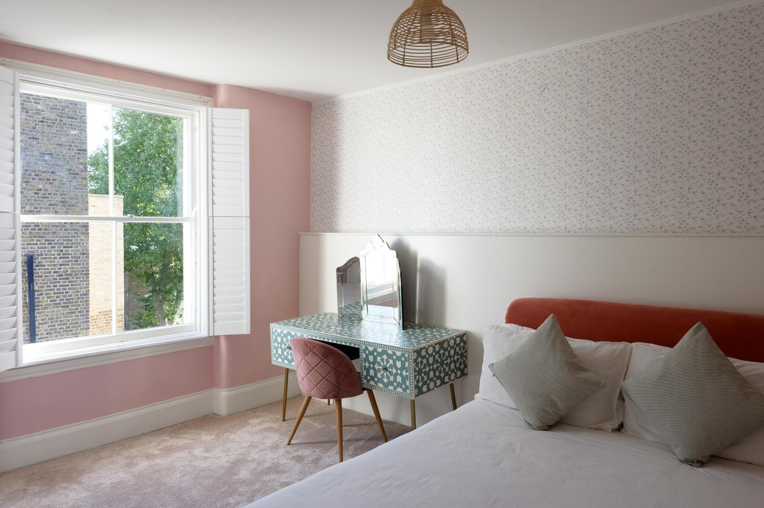 Entire Home - Classic Chelsea Town House Maisonette