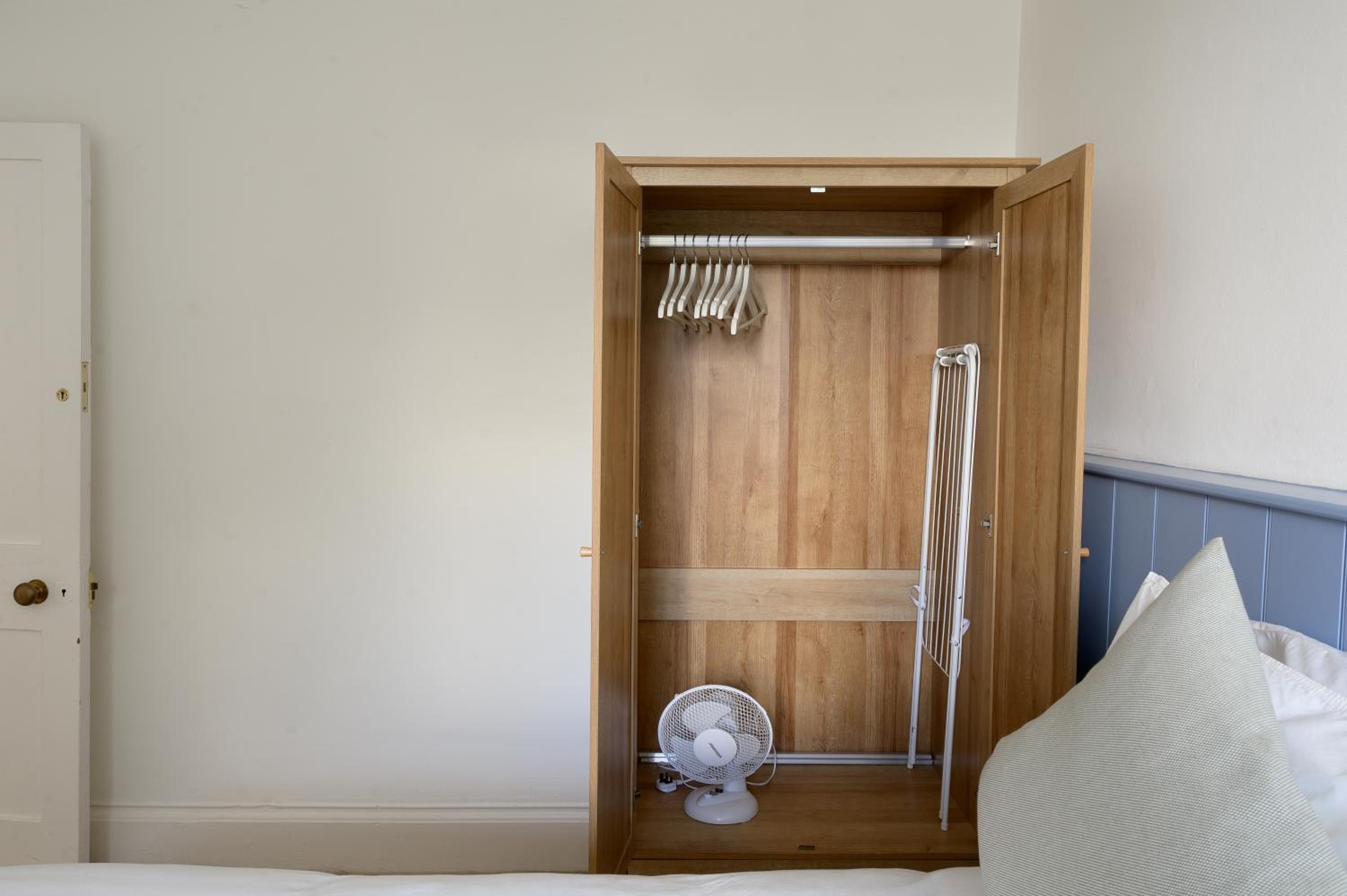 Entire Home - Classic Chelsea Town House Maisonette