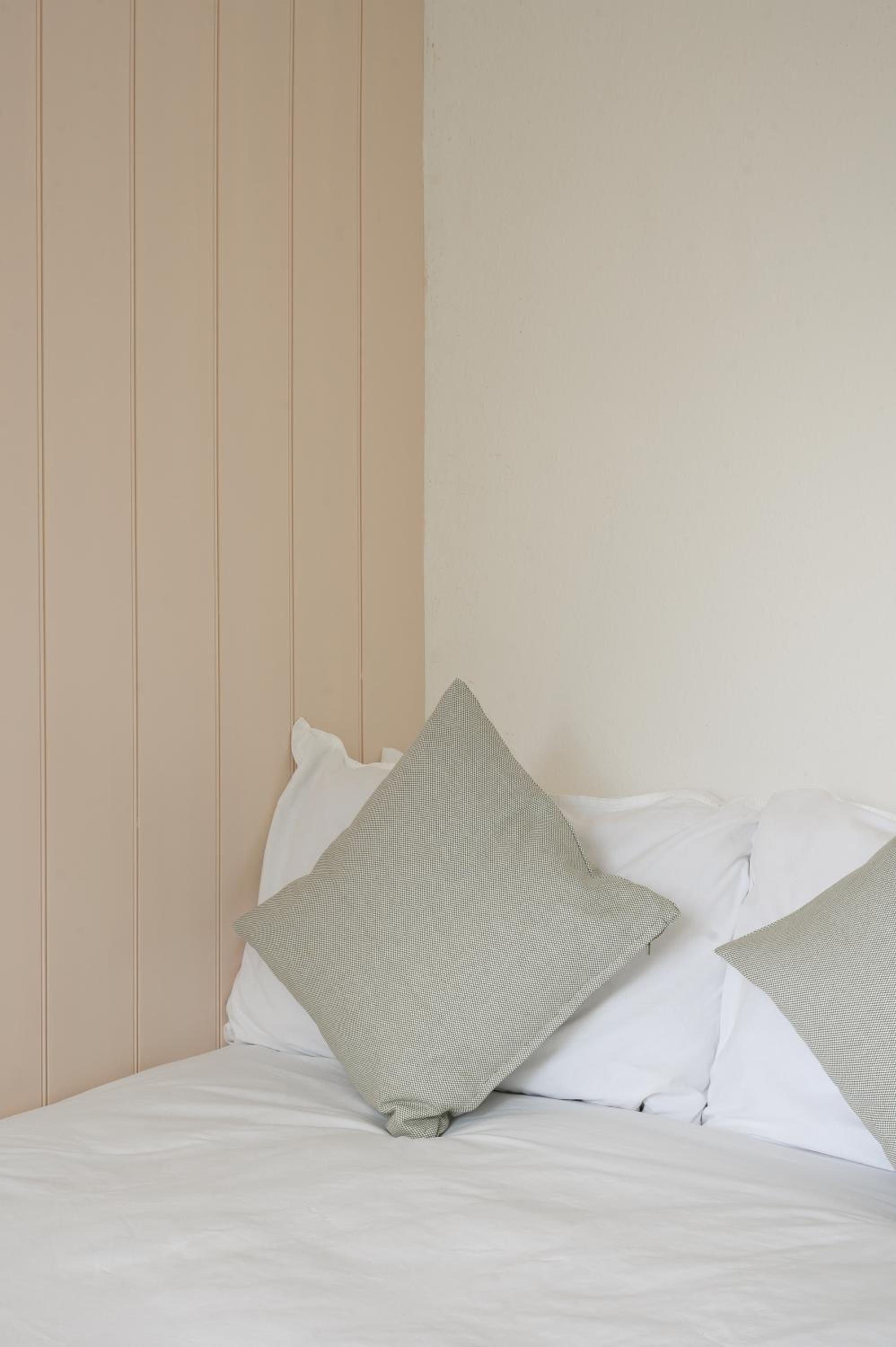 Entire Home - Classic Chelsea Town House Maisonette