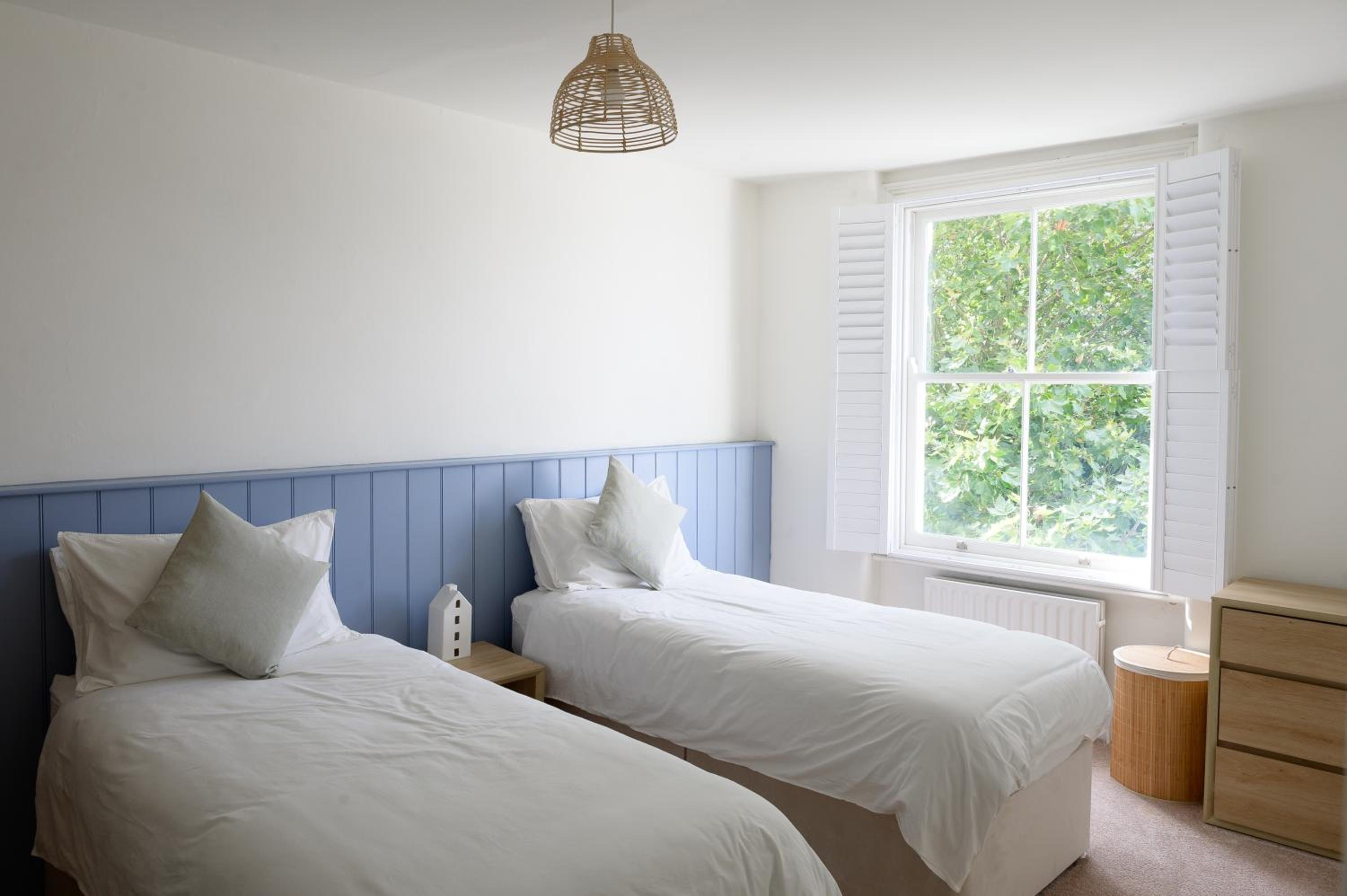 Entire Home - Classic Chelsea Town House Maisonette