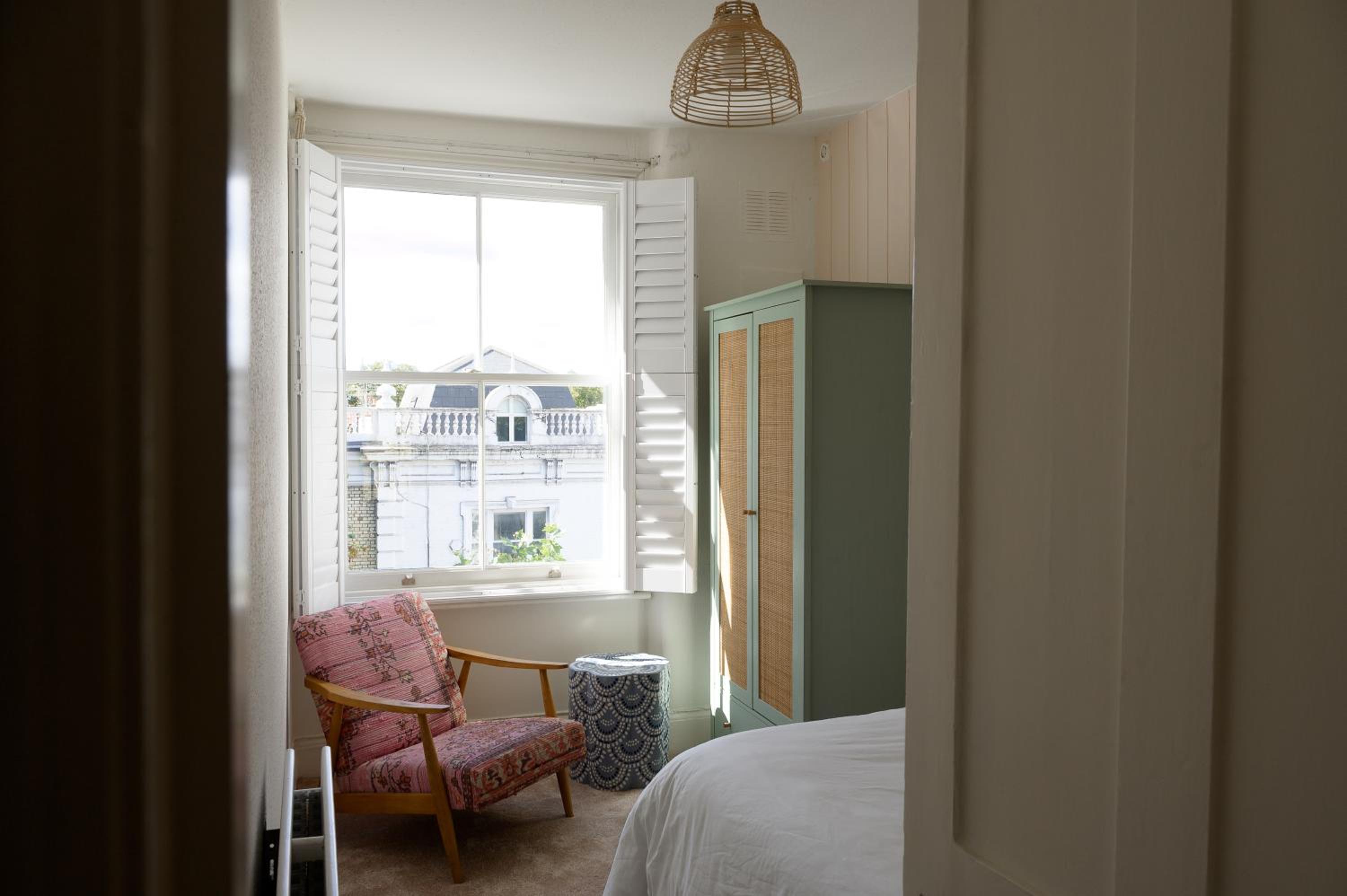 Entire Home - Classic Chelsea Town House Maisonette