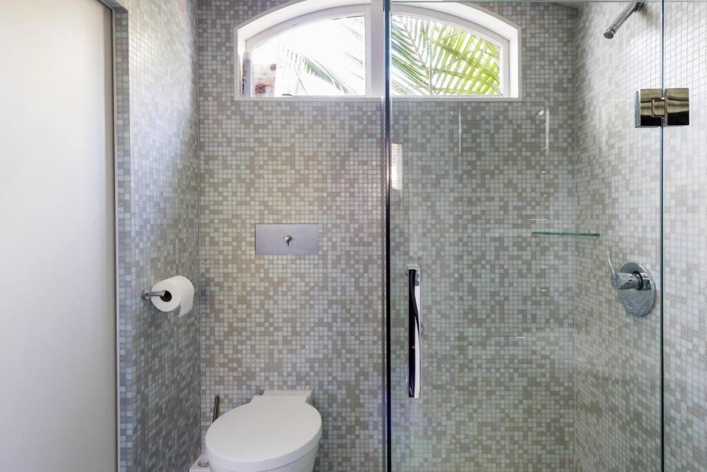 Lovely Beachside Villa in Cheltenham view 2