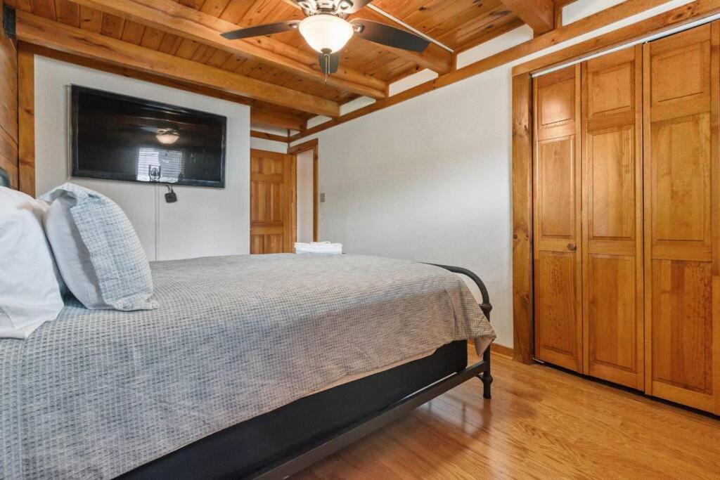 Medinah Sunset Cabin