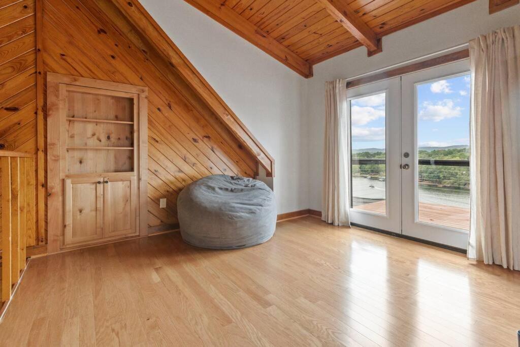 Medinah Sunset Cabin