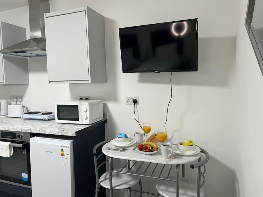 Luxury twin bed flat view 5