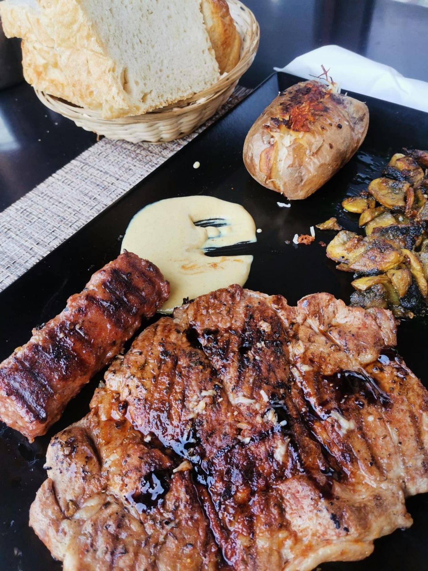 Pensiunea La Taverna