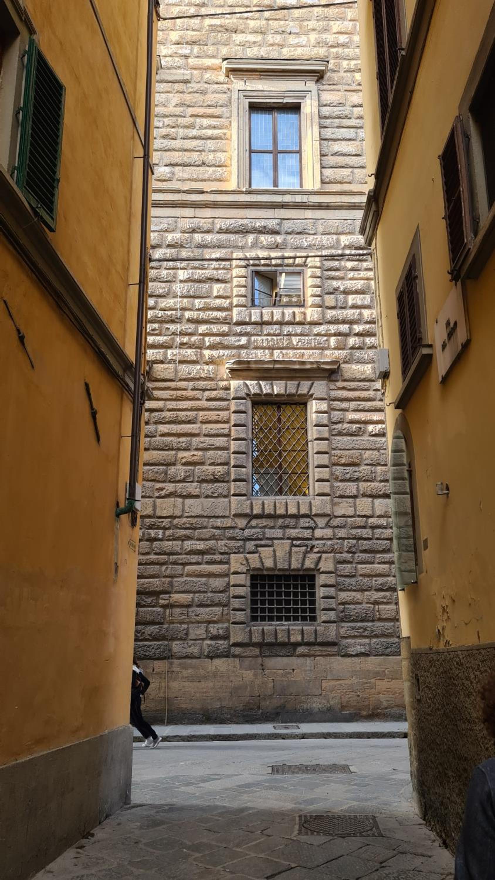 Aurora Suite, inside historic centre, few steps from Uffizzi, AC bedrooom, brand new in-room BTH, 2nd floor, walking distance from all sites
