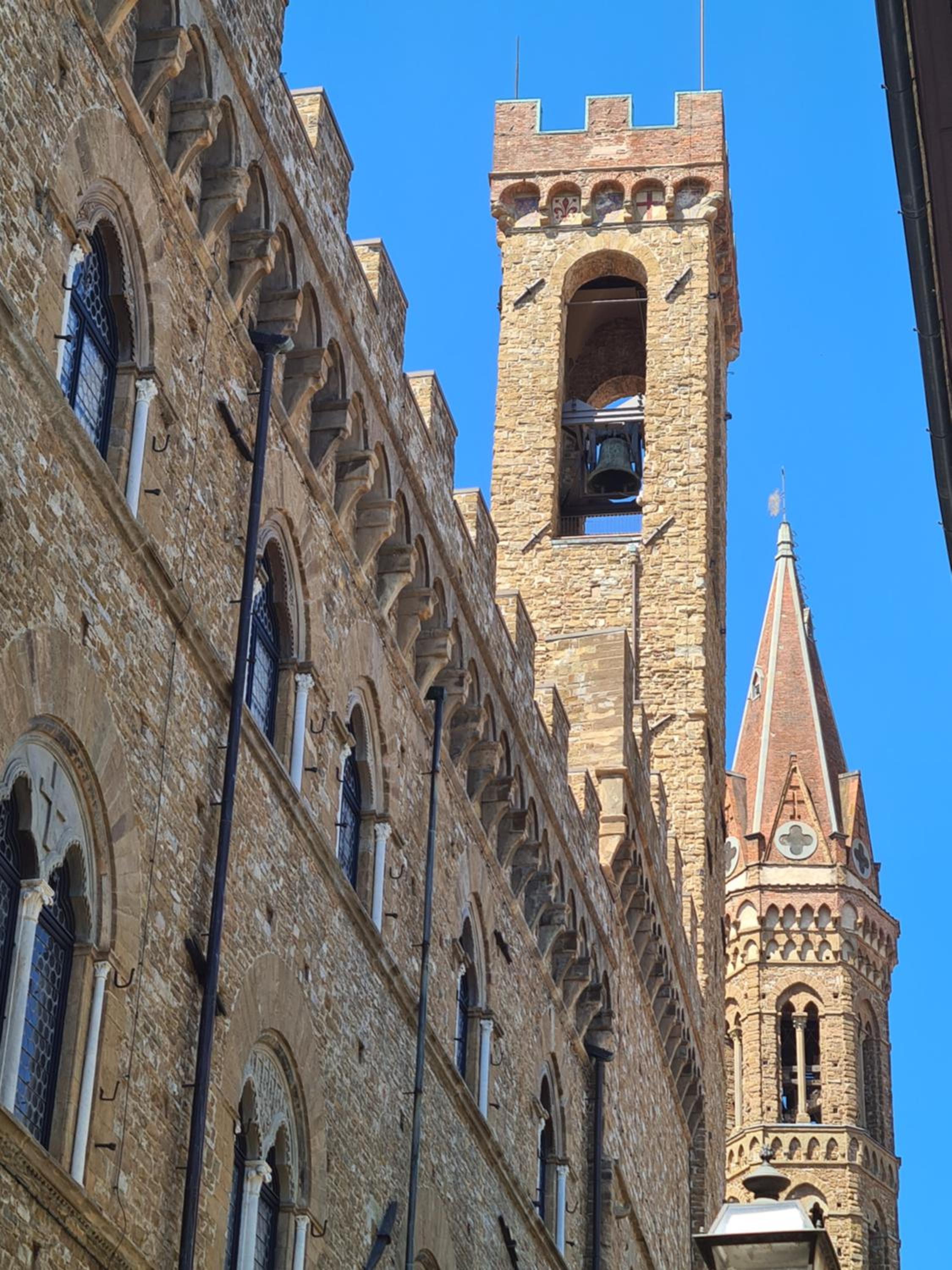 Aurora Suite, inside historic centre, few steps from Uffizzi, AC bedrooom, brand new in-room BTH, 2nd floor, walking distance from all sites