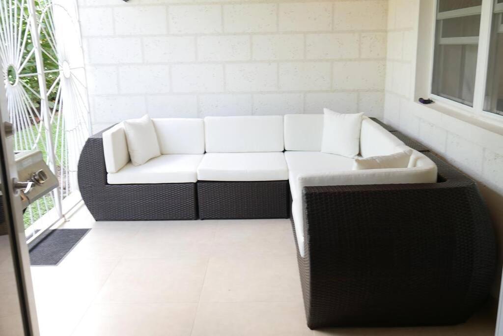 Golden Acre Beach Villa-2 mins walk - Alleynes Bay