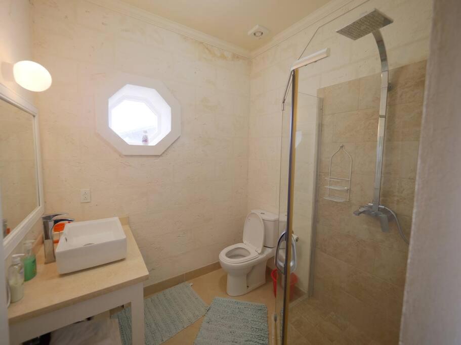 Golden Acre Beach Villa-2 mins walk - Alleynes Bay