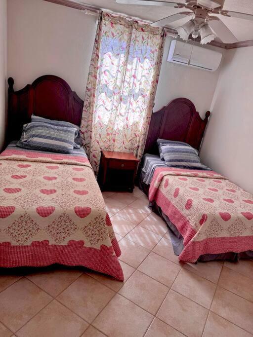 Golden Acre Beach Villa-2 mins walk - Alleynes Bay