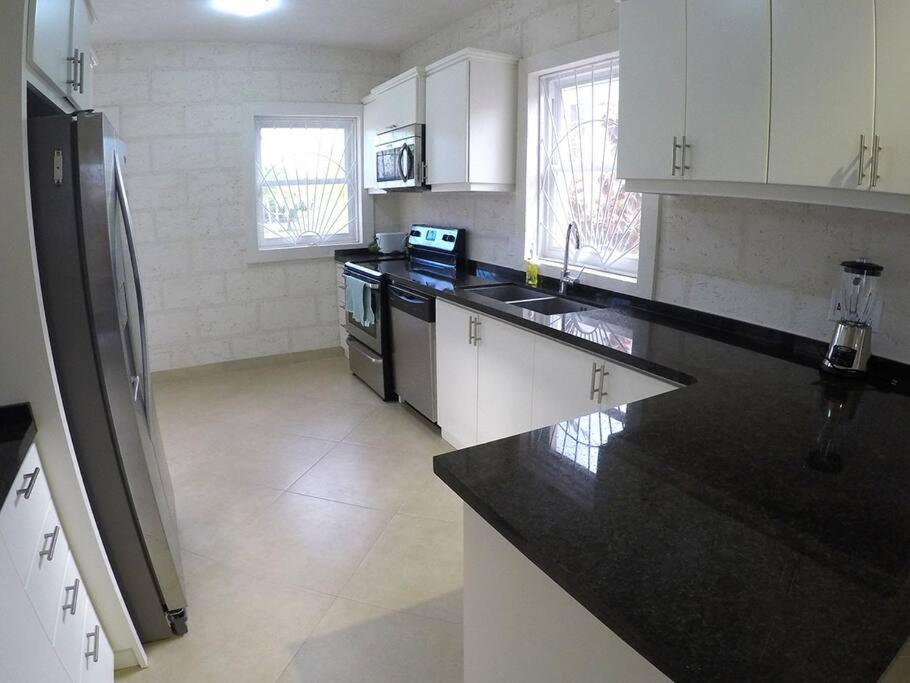 Golden Acre Beach Villa-2 mins walk - Alleynes Bay