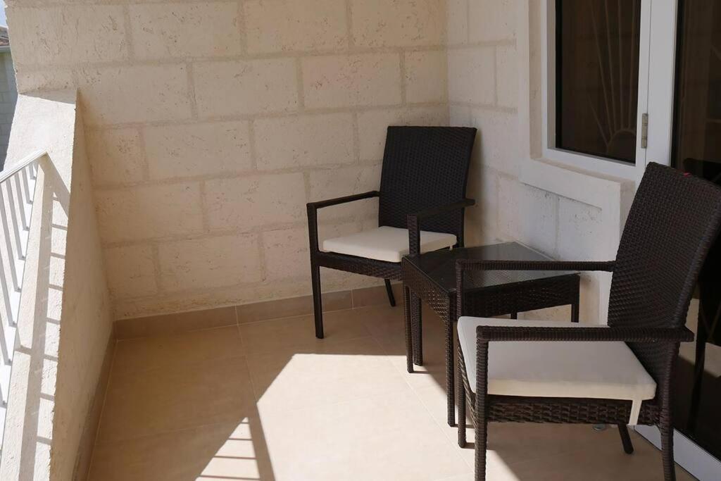 Golden Acre Beach Villa-2 mins walk - Alleynes Bay