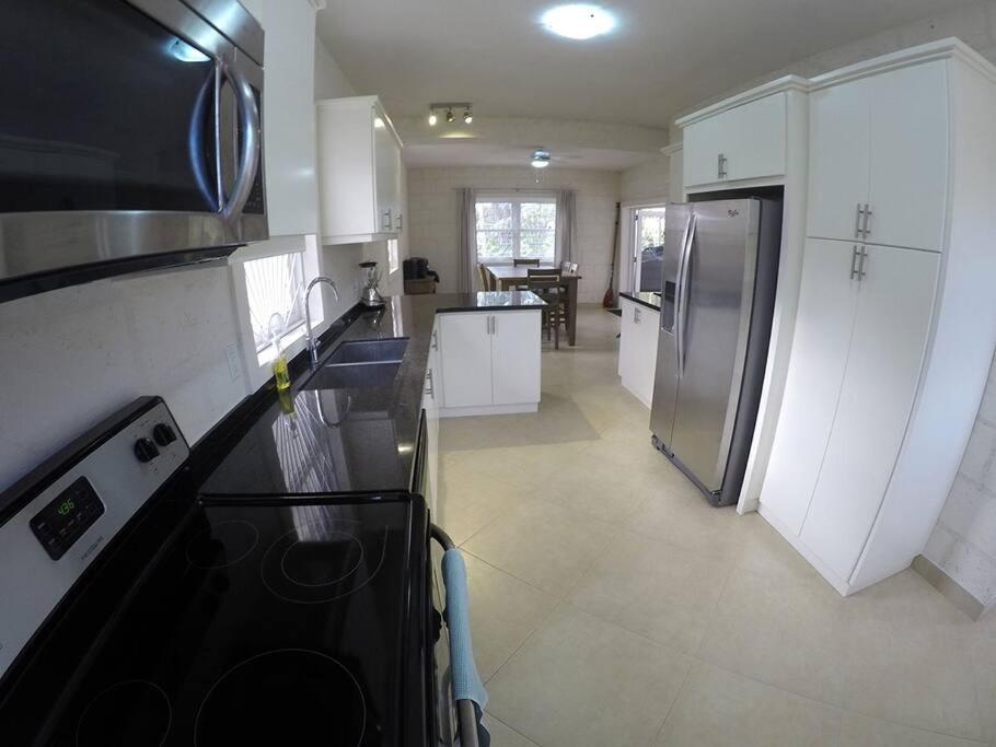 Golden Acre Beach Villa-2 mins walk - Alleynes Bay