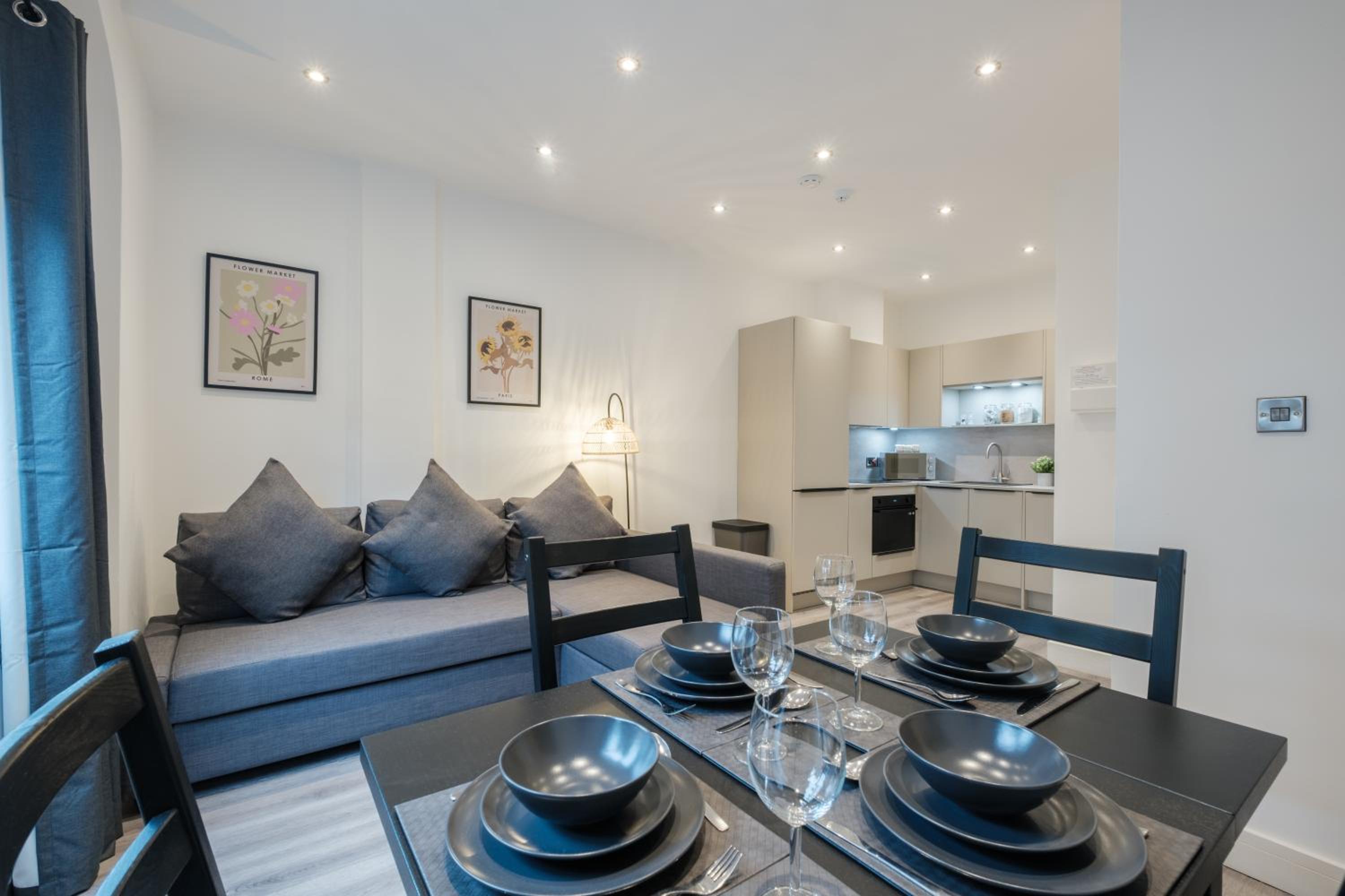 1BR Centrally Located Apt with Self Check-In, Wi-Fi, In-unit Laundry, Parking Near Hull University, MKM Stadium, Hull Royal Infirmary, Hull Marina & The De view 5