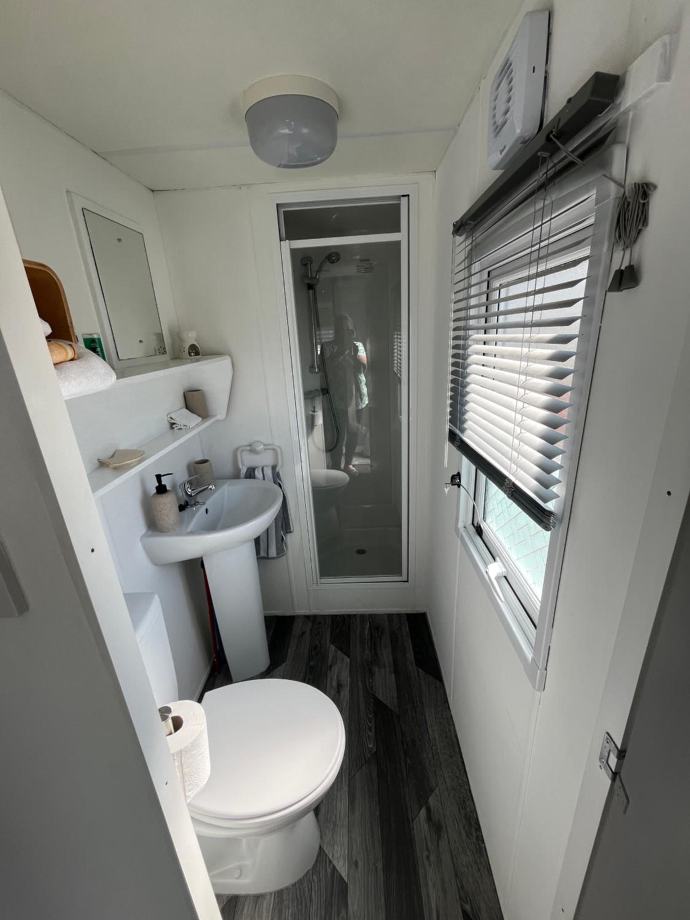 Lyons lido Lovely modern 3 bedroom Caravan view 5