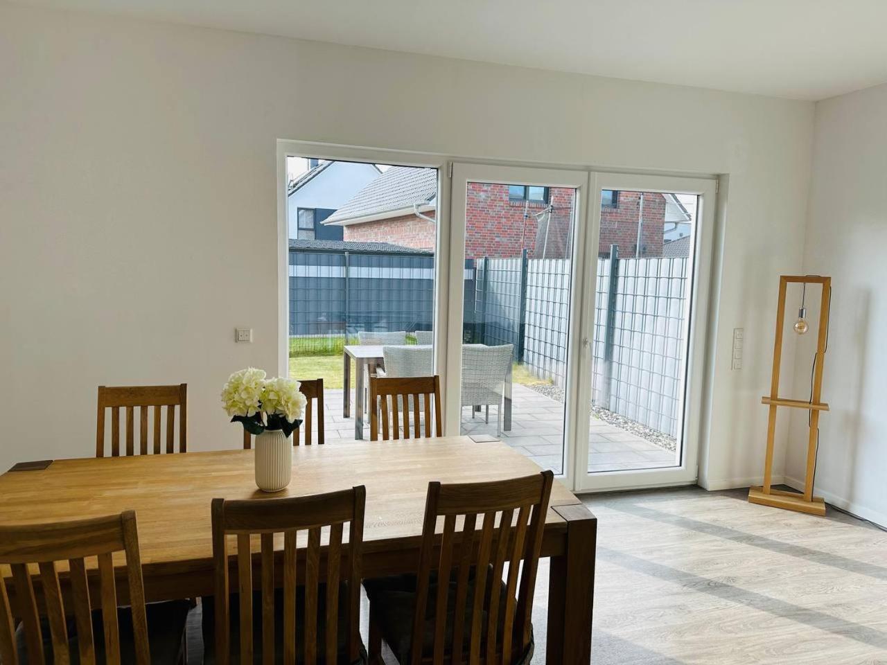Einzigartiger Neubau-Bungalow - Luxus-Küche, große Terrasse mit Garten - Perfekt für Familie und Gruppen