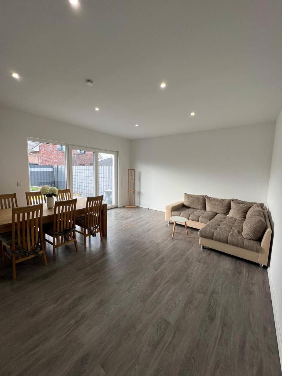 Einzigartiger Neubau-Bungalow - Luxus-Küche, große Terrasse mit Garten - Perfekt für Familie und Gruppen