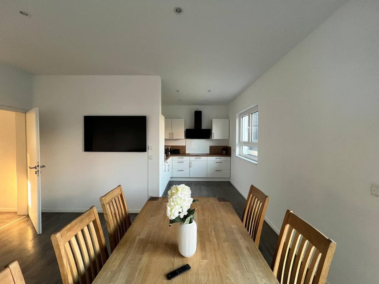 Einzigartiger Neubau-Bungalow - Luxus-Küche, große Terrasse mit Garten - Perfekt für Familie und Gruppen