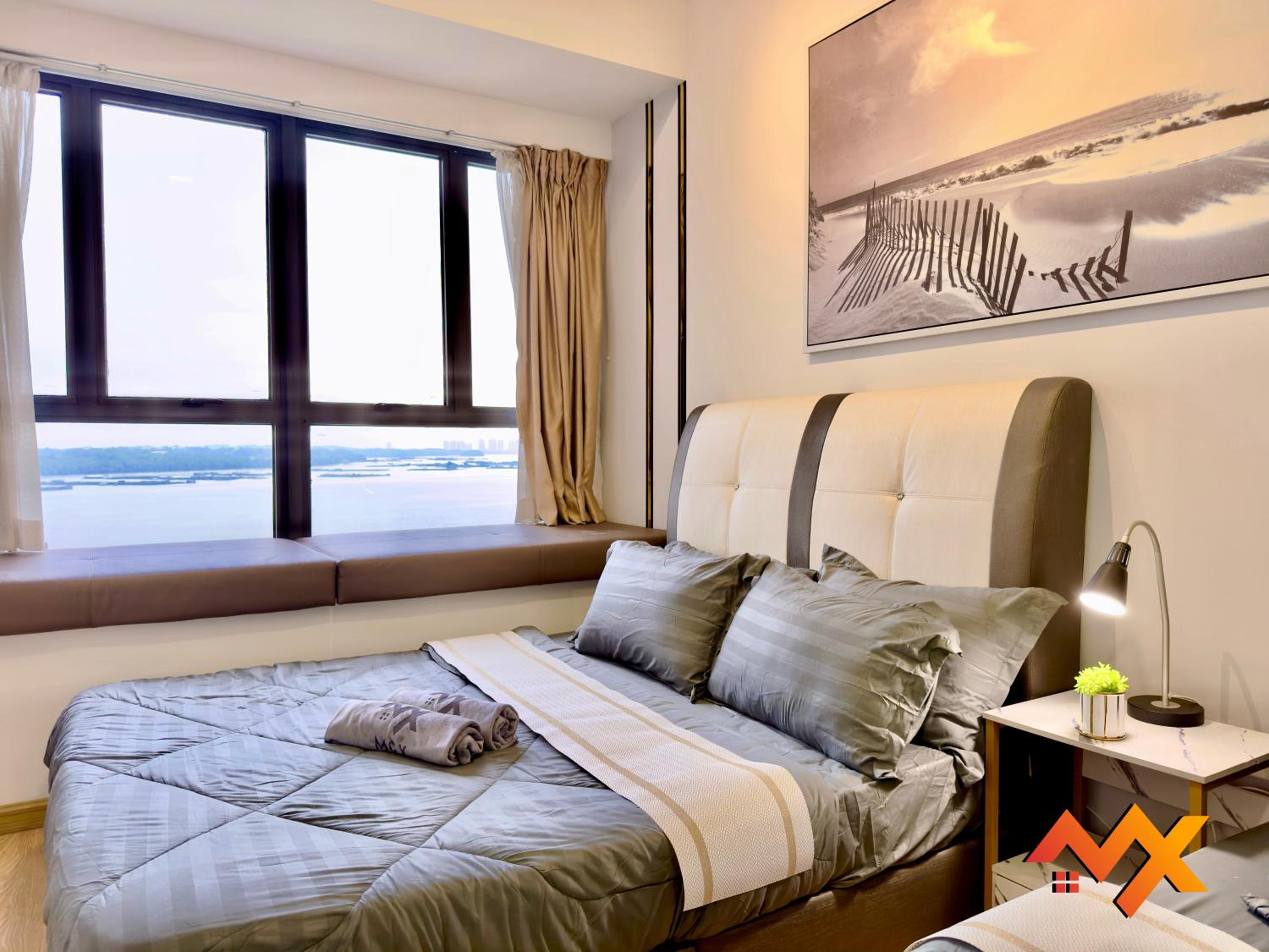 Full Sea View Country Garden Danga Bay 6-13pax Smart TV 70inch-Netflix