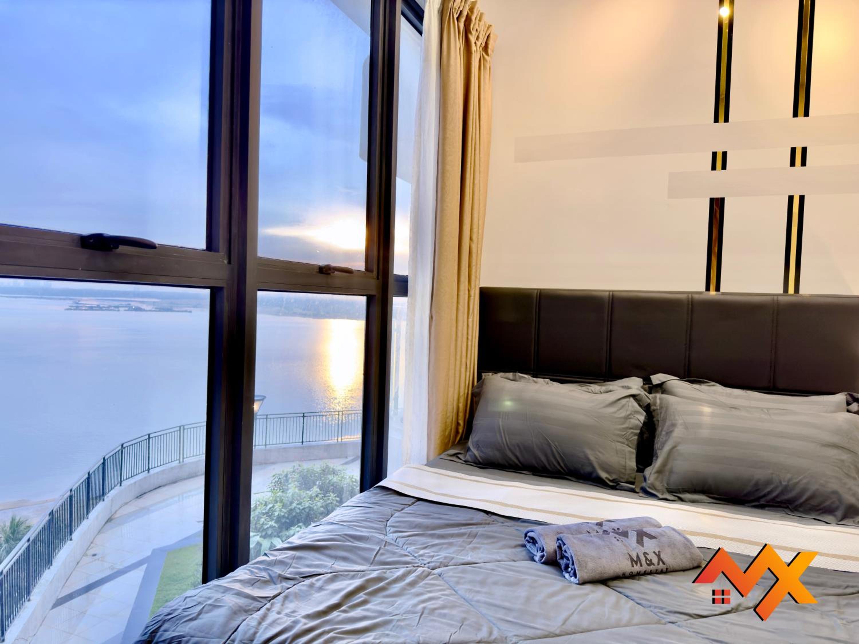 Full Sea View Country Garden Danga Bay 6-13pax Smart TV 70inch-Netflix