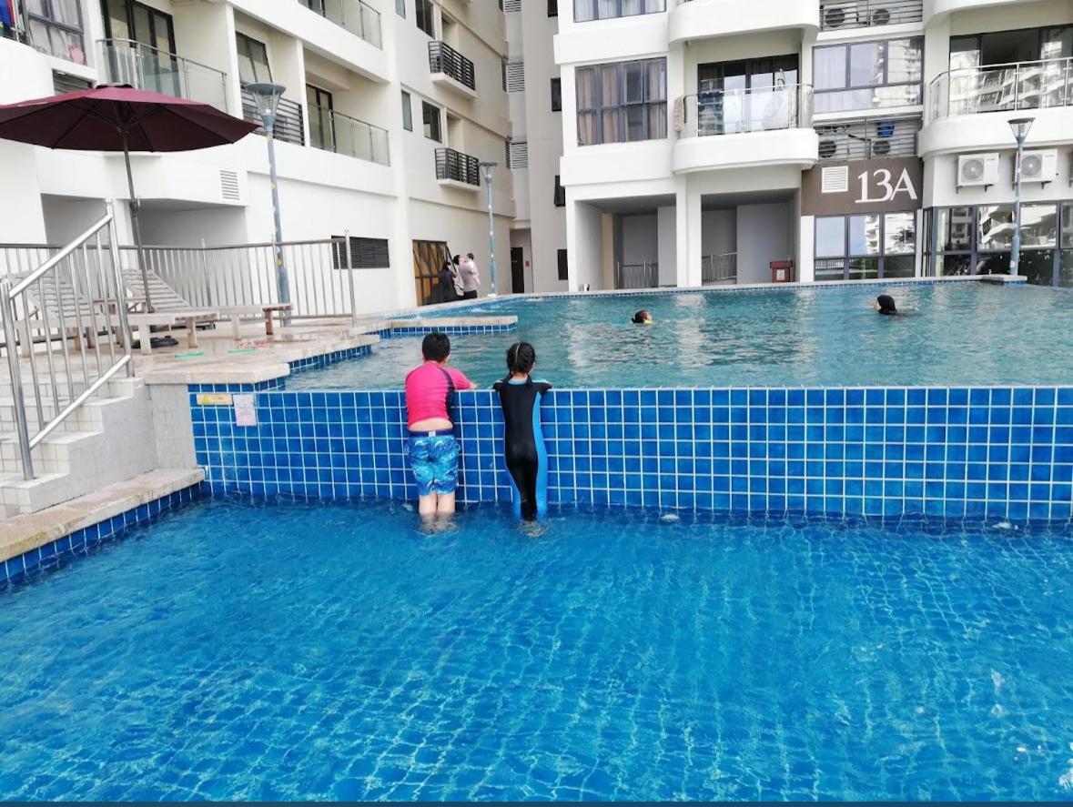 Full Sea View Country Garden Danga Bay 6-13pax Smart TV 70inch-Netflix