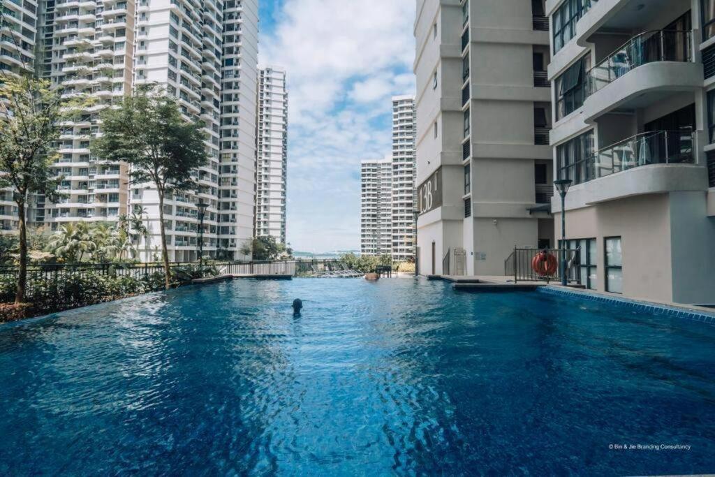 Full Sea View Country Garden Danga Bay 6-13pax Smart TV 70inch-Netflix