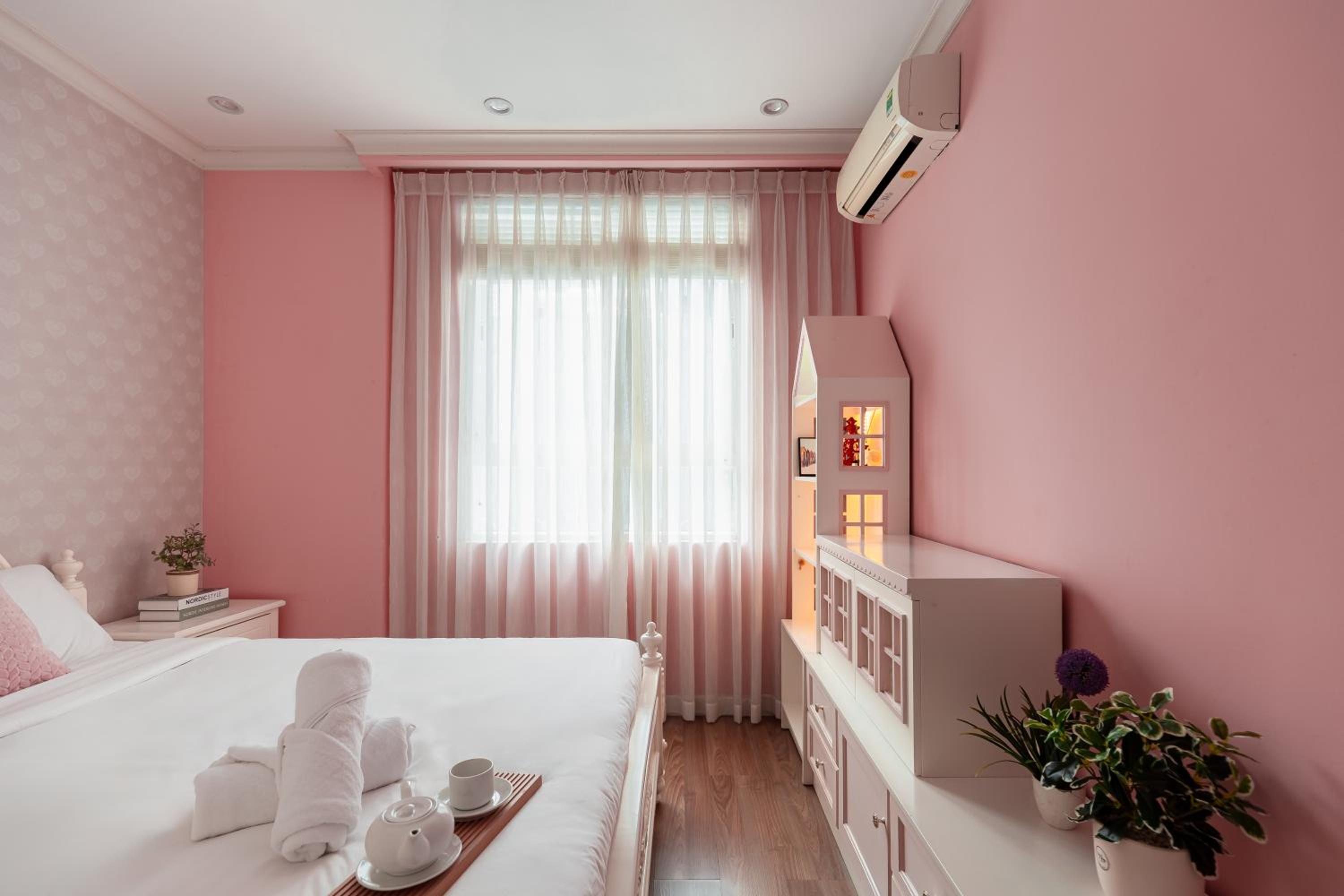 Spacious 4BR apat at Saigon Centre with pool, supermarket, view
